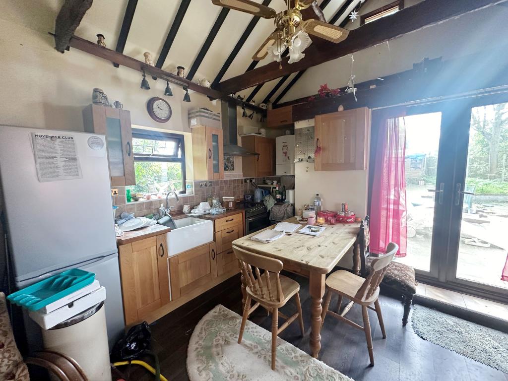 Lot: 174 - LAND WITH BUILDING, CARAVAN AND SWIMMING POOL IN RURAL LOCATION - Kitchen